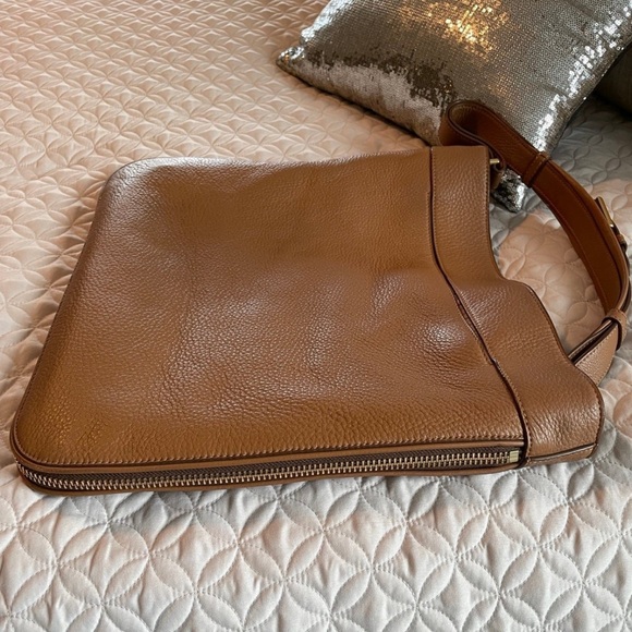 Tory Burch Robinson Expandable Hobo and Wallet - Picture 2 of 16